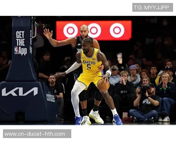 湖人3新援全面发挥！艾顿控制内线，斯玛特强防卫，拉拉维亚奇兵